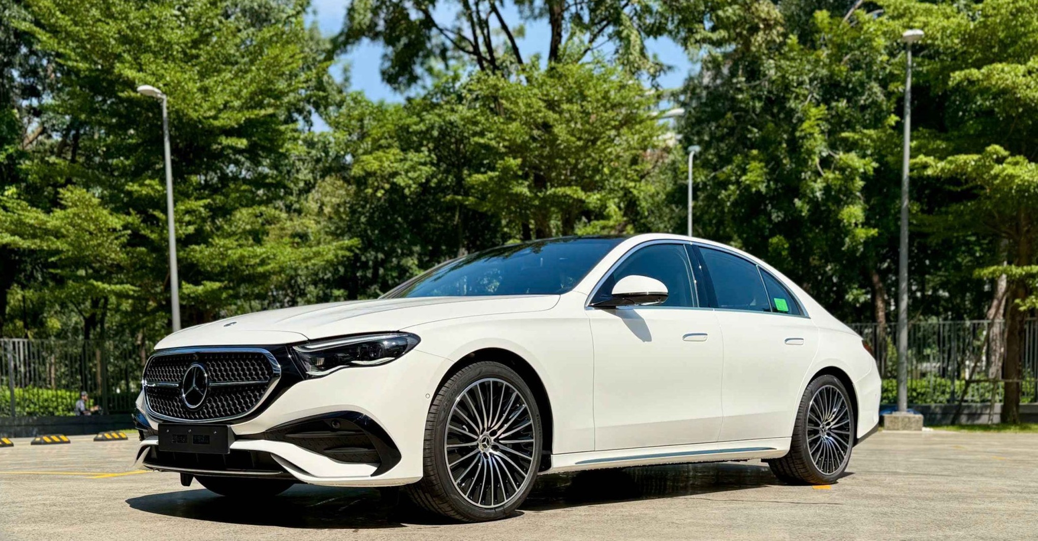 Mercedes-Benz E300 AMG 2026: Sedan Hạng Sang Mang Dòng Máu Thể Thao Đích Thực