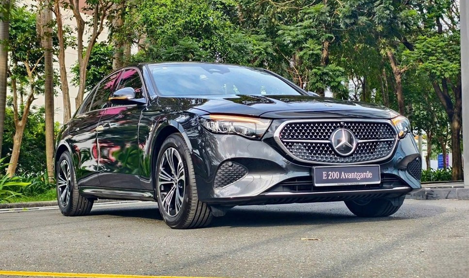 Cận Cảnh Thiết Kế "Star-grille" Trên Mercedes E200 Avantgarde 2026: Đỉnh Cao Nhận Diện Thương Hiệu