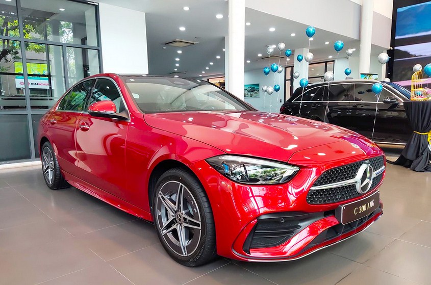 Giá Lăn Bánh Mercedes C300 AMG 2026 Tháng 1: "Cơn Lốc" Thể Thao Cho Ngày Tết Rực Rỡ